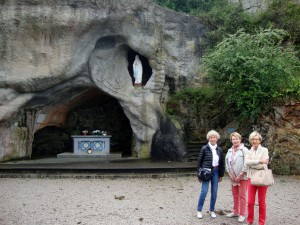 5)3 Amyes devant la grotte, réplique de celle de Lourdes