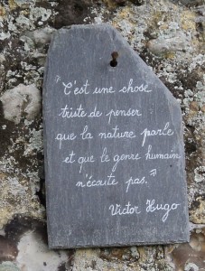 de nombreuses citations décorent les murs clôturant les jardins