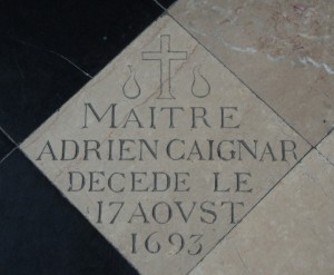 exemple d'une des nombreuses pierres tombales sur le sol de la cathédrale