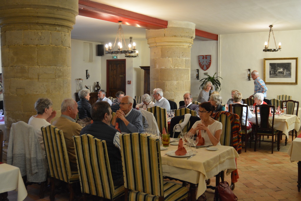 B)déjeuner dans une ancienne salle d'armes magnifique (1)