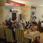 B)déjeuner dans une ancienne salle d'armes magnifique (1)