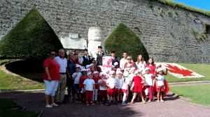 1)Sous la houlette de Sandrine Godard les enfants ont décoré une colonne rappelant la Borne du Canada