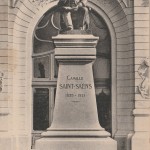statue de CSS devant le théâtre